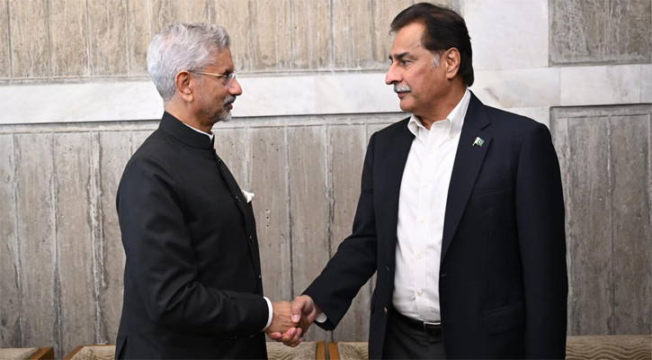 “India, Pakistan Officials  Meet in Dhaka”